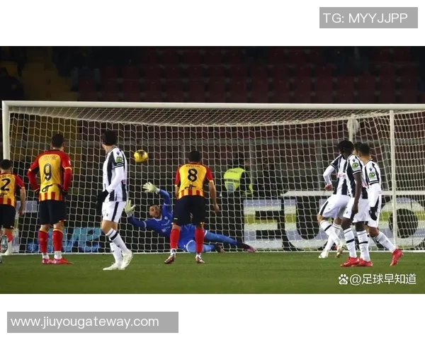 西甲激战:多特蒙德与热刺1比1平局引发争议判罚引发全场热议 西甲激战:多特蒙德与热刺1比1平局引发争议判罚引发全场热议