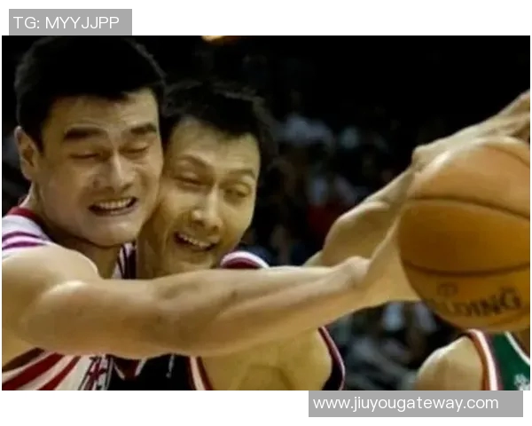 姚明在赛场上强势推倒对手展现出无与伦比的力量与技巧