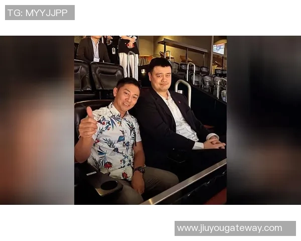 杨利伟与姚明握手瞬间展现中国力量与团结精神的美好画面